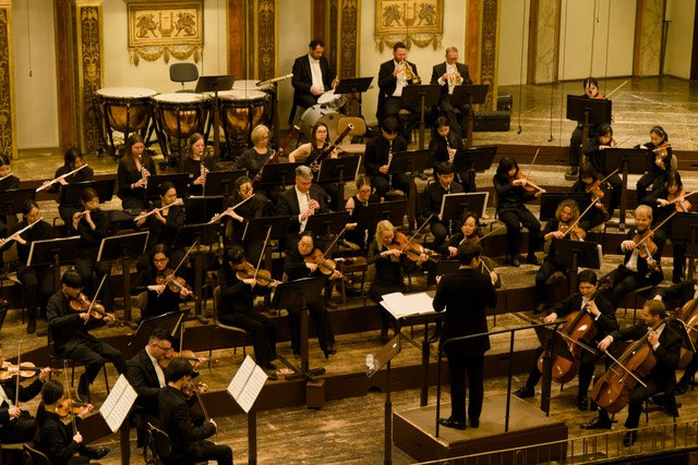 Metropolitan Kammerorchester Wien in concert with the conductor leading strings, winds and timpani